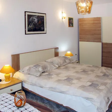 Holiday home Lara - Pul410 By Interhome