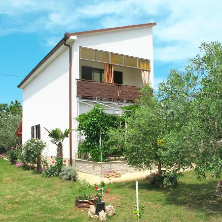 Holiday home Lara - Pul410 By Interhome